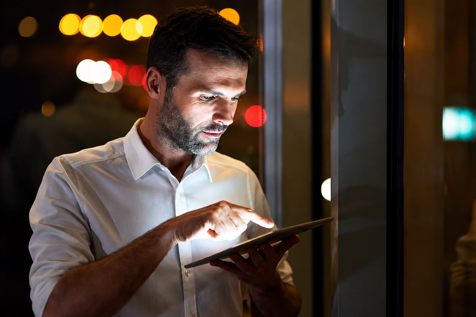 Homem de negócios a usar um tablet no escritório